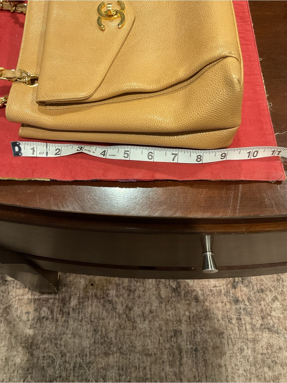 CHANEL Beige Leather Shoulder Bag with Gold Chain Detail - Picture 11 of 15